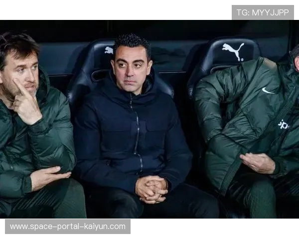 “巴萨哈维场边指挥神情专注,逆转胜利后展颜” “巴萨哈维场边指挥神情专注,逆转胜利后展颜”