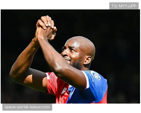 AC米兰赛季崩盘原因探究：从争冠热门到争四困境